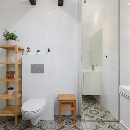 With 2 Bedrooms And Desks In The Center Of Cracow By Renters *