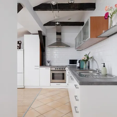 Apartment With 2 Bedrooms And Desks In The Center Of Cracow By Renters